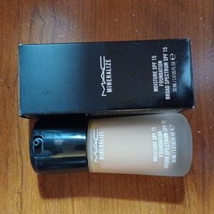 MAC Mineralize SPF 15 Foundation